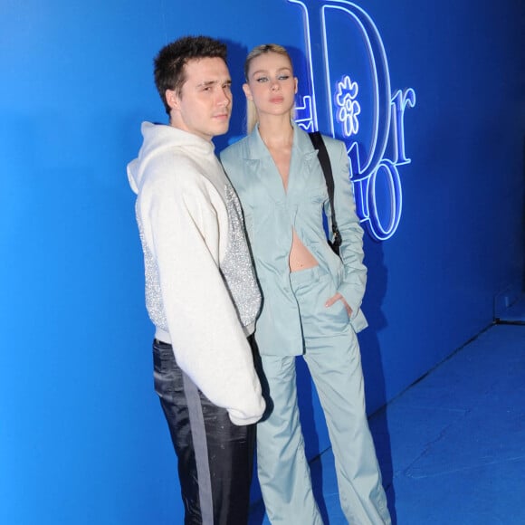 Brooklyn Beckham et sa femme Nicola Peltz au photocall du défilé de la collection capsule "Dior Homme Printemps-Eté 2023" à Los Angeles, le 21 mai 2022. 