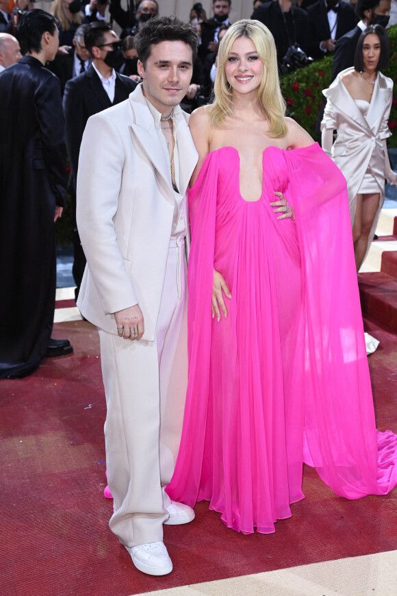 Brooklyn Beckham et Nicola Peltz - Les célébrités arrivent à la soirée du "MET Gala 2022 : In America: An Anthology of Fashion" à New York