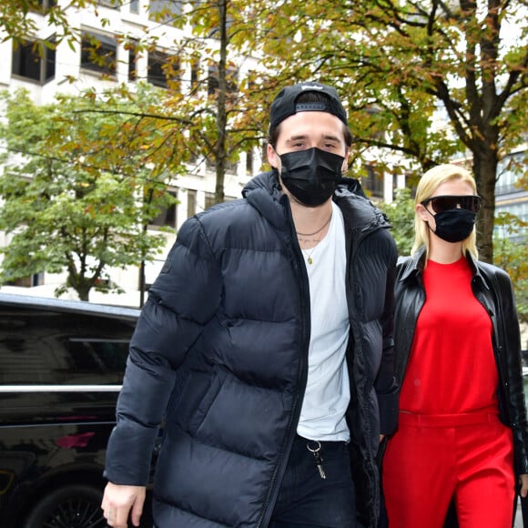 Brooklyn Beckham et sa fiancée Nicola Peltz à la sortie de l'hôtel Ritz pour se rendre à la séance d'essayage d'Escada lors de la Fashion Week printemps/été 2022 de Paris, France, le 1er octobre 2021. © Tiziano Da Silva-Pierre Perusseau/Bestimage 