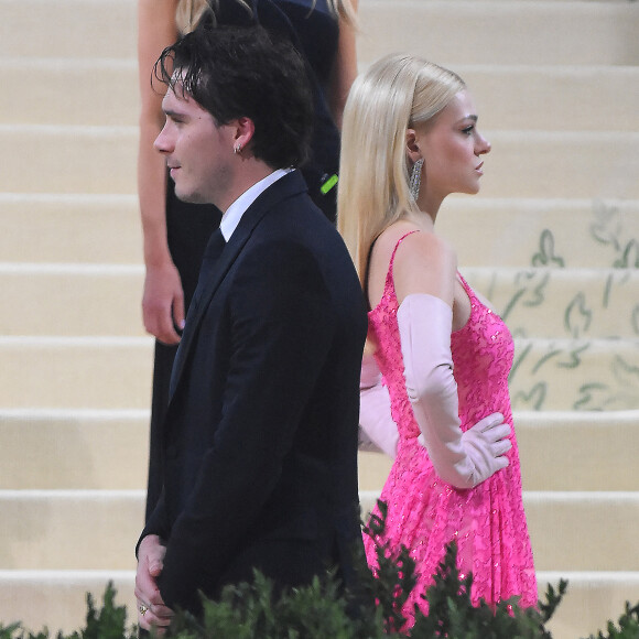 Brooklyn Beckham et Nicola Peltz au photocall de la soirée du MET Gala (Met Ball) à New York, le 13 septembre 2021. 