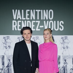 Brooklyn Beckham et sa fiancée Nicola Peltz - Photocall du défilé de mode printemps-été 2022 "Valentino" lors de la fashion week de Paris. Le 1er octobre 2021  Paris Fashion Week Women S/S 2022 Valentino Rendez-Vous - Backdrop Paris, France