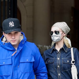 Brooklyn Beckham et sa fiancée Nicola Peltz à la sortie de l'hôtel Ritz lors de la Fashion Week printemps/été 2022 de Paris, France, le 2 octobre 2021. © Tiziano Da Silva-Pierre Perusseau/Bestimage 