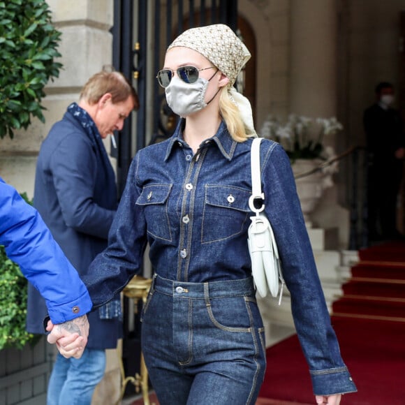 Brooklyn Beckham et sa fiancée Nicola Peltz à la sortie de l'hôtel Ritz lors de la Fashion Week printemps/été 2022 de Paris, France, le 2 octobre 2021. © Tiziano Da Silva-Pierre Perusseau/Bestimage 