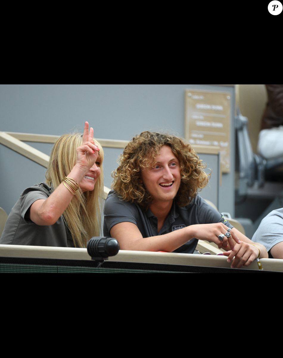 Isabelle Camus et son fils Joalukas Noah en tribune lors des internationaux de France Roland Garros à Paris, France, le 24 mai 2022. © Chryslene Caillaud/Panoramic/Bestimage