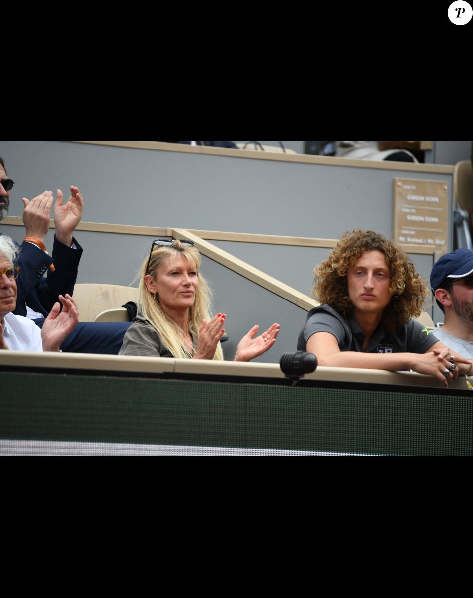 Isabelle Camus et son fils Joalukas Noah en tribune lors des internationaux de France Roland Garros à Paris, France, le 24 mai 2022. © Chryslene Caillaud/Panoramic/Bestimage