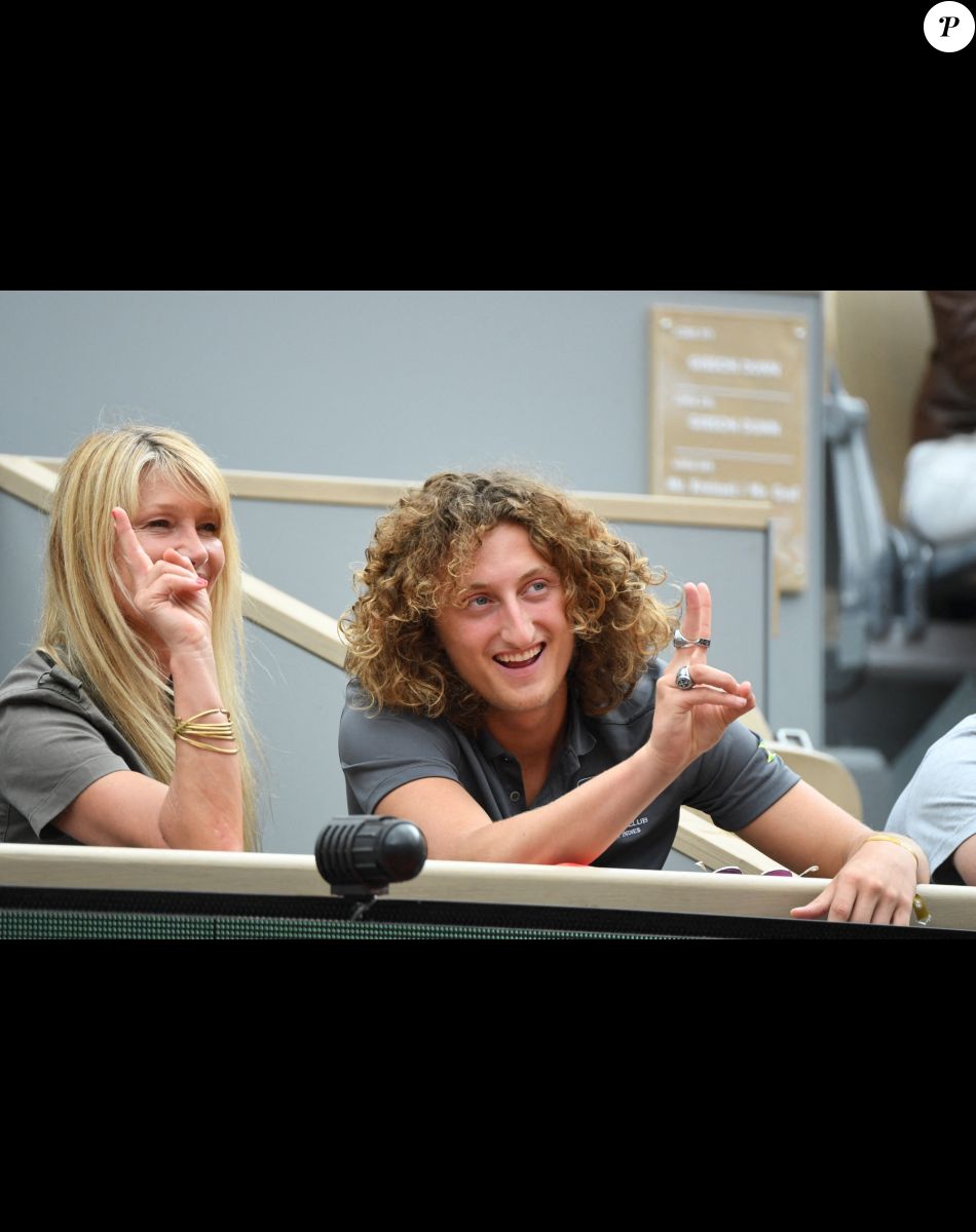 Isabelle Camus et son fils Joalukas Noah en tribune lors des internationaux de France Roland Garros à Paris, France, le 24 mai 2022. © Chryslene Caillaud/Panoramic/Bestimage