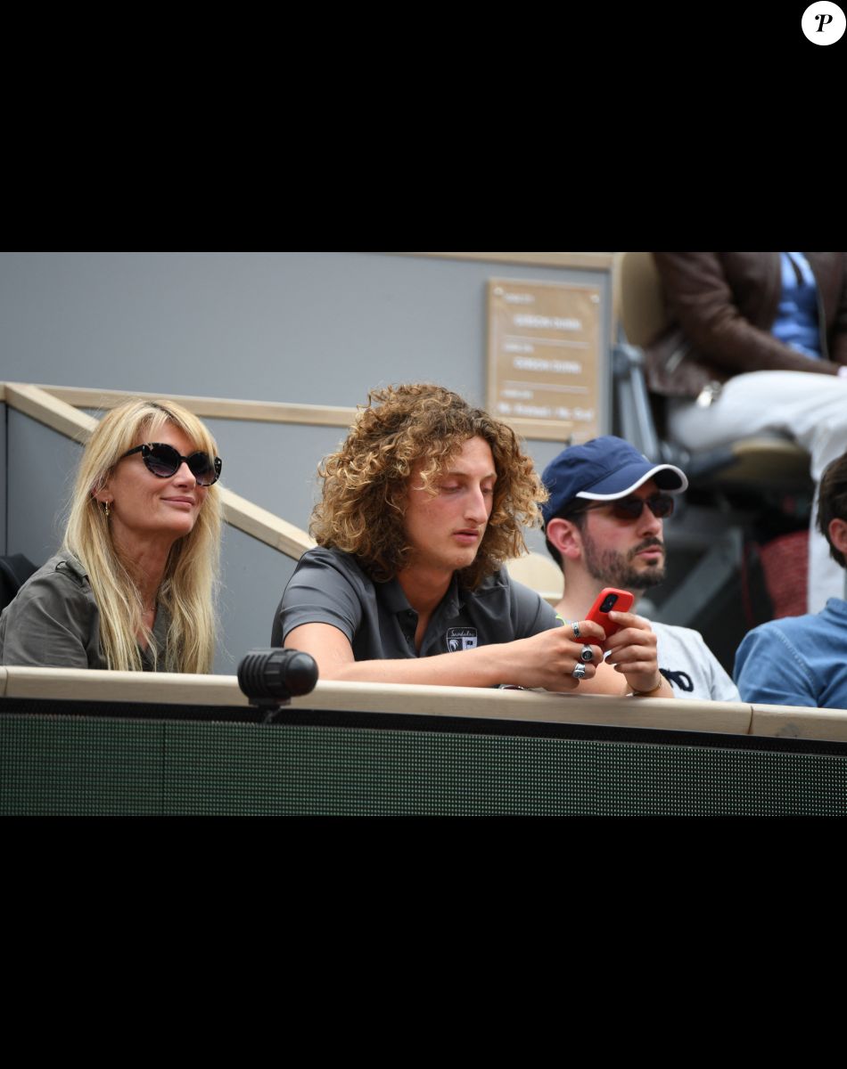 Isabelle Camus et son fils Joalukas Noah en tribune lors des internationaux de France Roland Garros à Paris, France, le 24 mai 2022. © Chryslene Caillaud/Panoramic/Bestimage