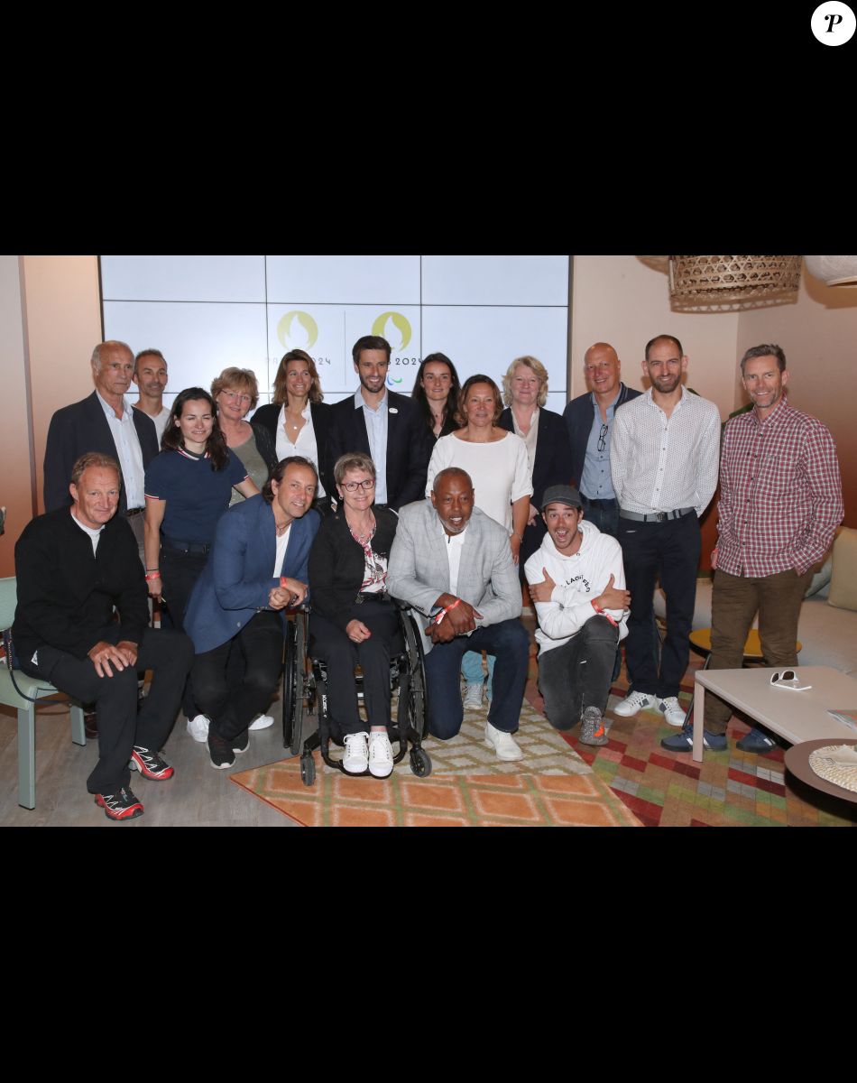 Philippe Candeloro, Amelie Mauresmo (Directrice du Tournois de Roland Garros) et Tony Estanguet (Président du Comité des jeux Olympiques 2024 à Paris) avec le Comité des Jeux Olympiques 2024 à Paris au village (Jour 3) lors des Internationaux de France de Tennis de Roland Garros 2022, à Paris, France, le 24 mai 2022. © Bertrand Rindoff/Bestimage