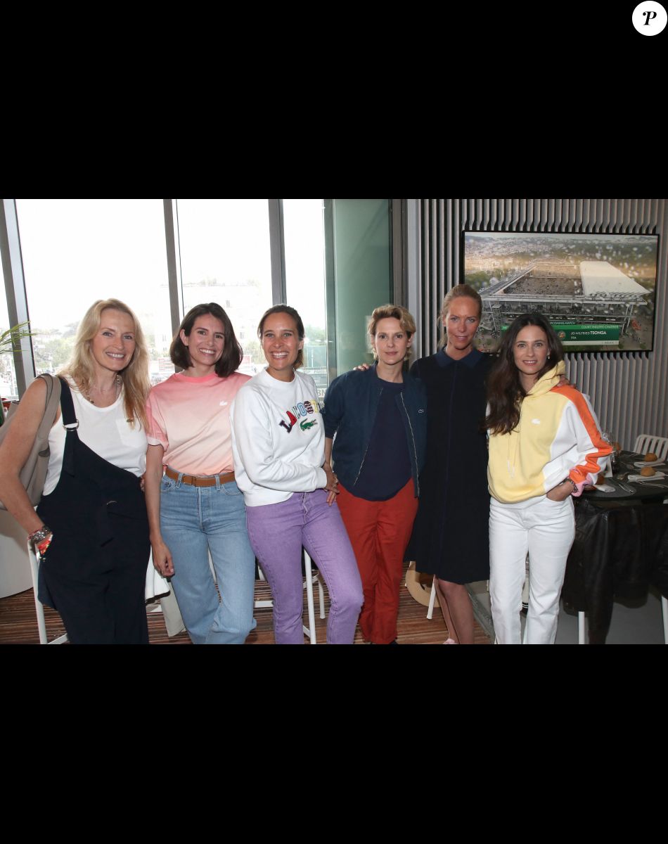 (G-D) Estelle Lefébure, Louise Monot, Julie de Bona, Elodie Navarre, Johanne Gilbert (directrice de Lacoste) et Mélanie Bernier au village (Jour 3) lors des Internationaux de France de Tennis de Roland Garros 2022, à Paris, France, le 24 mai 2022. © Bertrand Rindoff/Bestimage