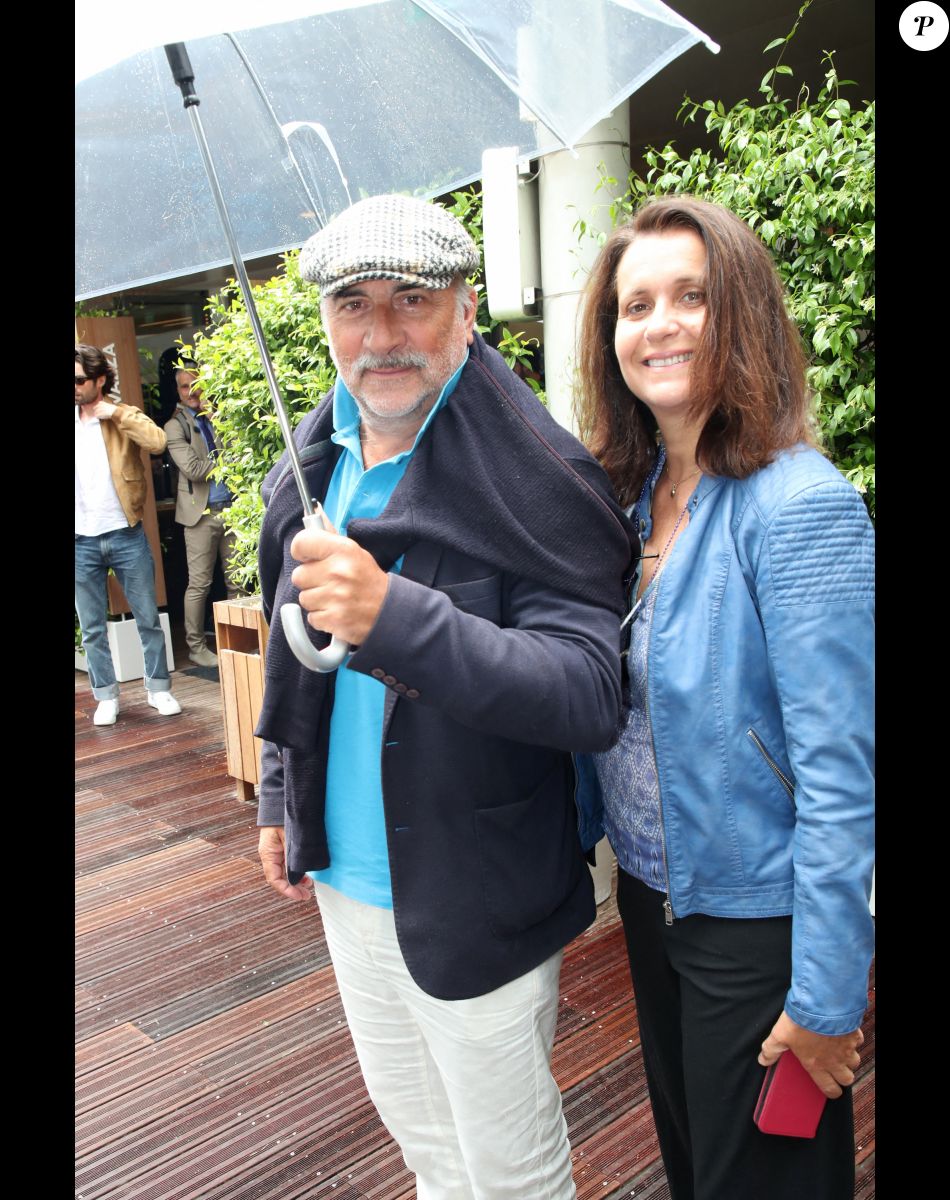 Antoine Dulery et sa femme Pascale Pouzadoux au village (Jour 3) lors des Internationaux de France de Tennis de Roland Garros 2022, à Paris, France, le 24 mai 2022. © Bertrand Rindoff/Bestimage