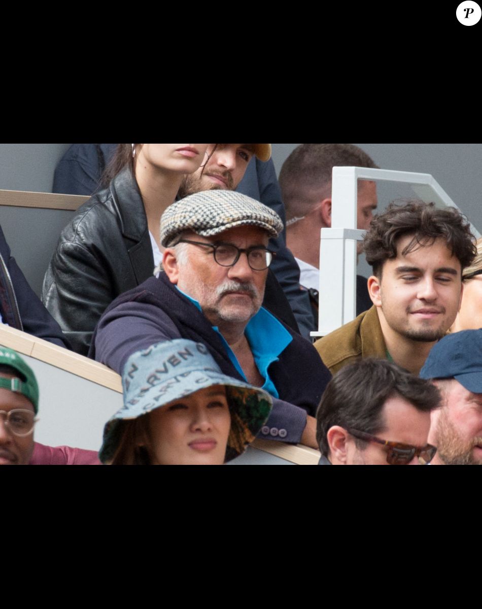 Antoine Dulery - Jour 3 - Les célébrités en tribune lors des internationaux de France de Roland Garros à Paris le 24 mai 2022.