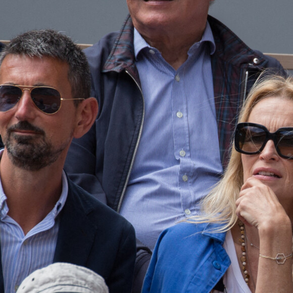 Guillaume Robert, Estelle Lefebure - Jour 3 - Les célébrités en tribune lors des internationaux de France de Roland Garros à Paris le 24 mai 2022.