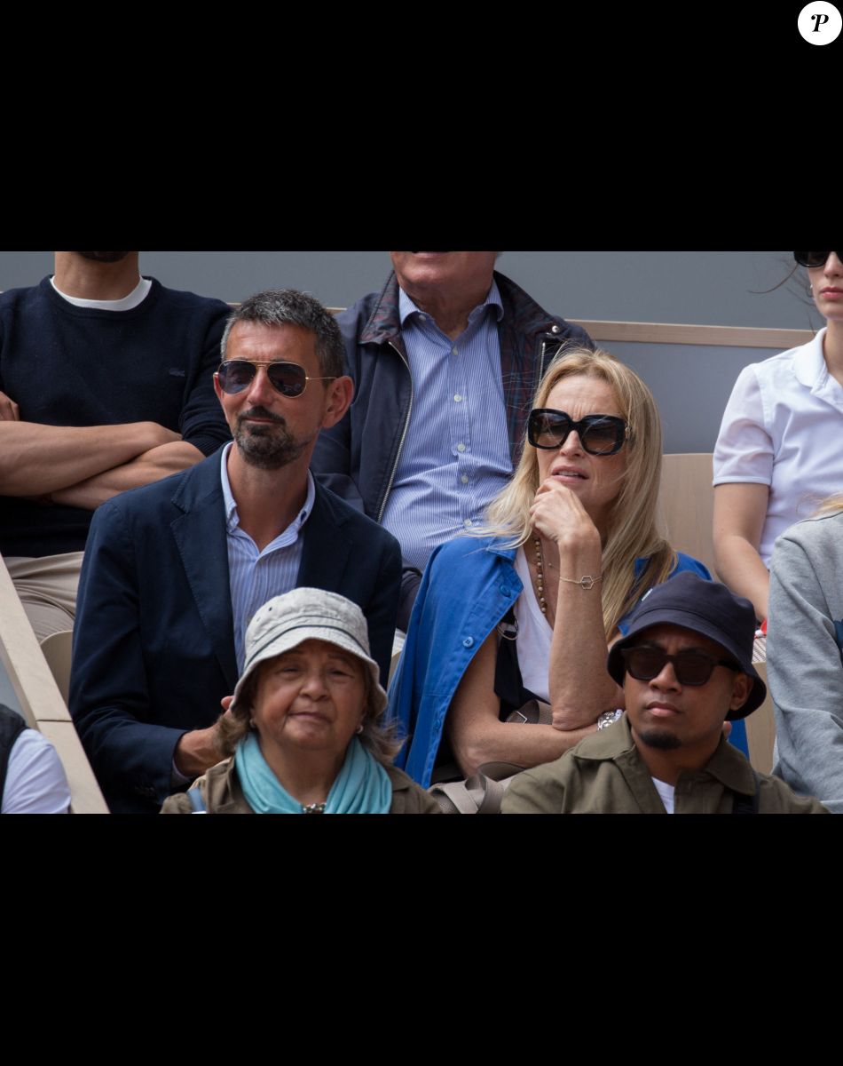 Guillaume Robert, Estelle Lefebure - Jour 3 - Les célébrités en tribune lors des internationaux de France de Roland Garros à Paris le 24 mai 2022.