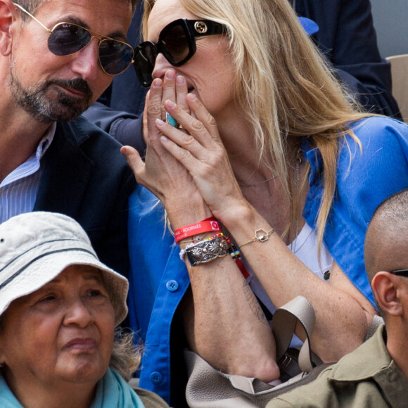 Guillaume Robert, Estelle Lefebure - Jour 3 - Les célébrités en tribune lors des internationaux de France de Roland Garros à Paris le 24 mai 2022.