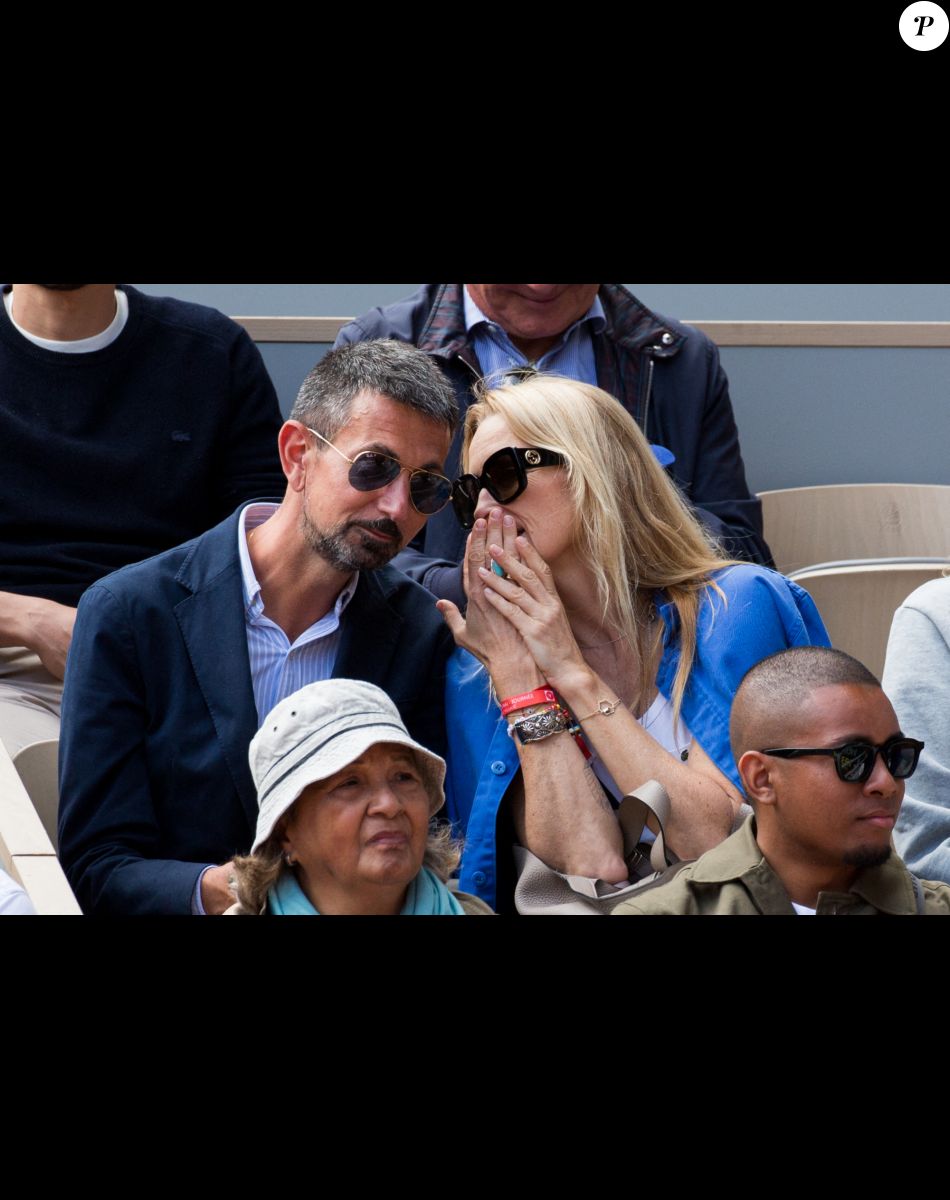 Guillaume Robert, Estelle Lefebure - Jour 3 - Les célébrités en tribune lors des internationaux de France de Roland Garros à Paris le 24 mai 2022.