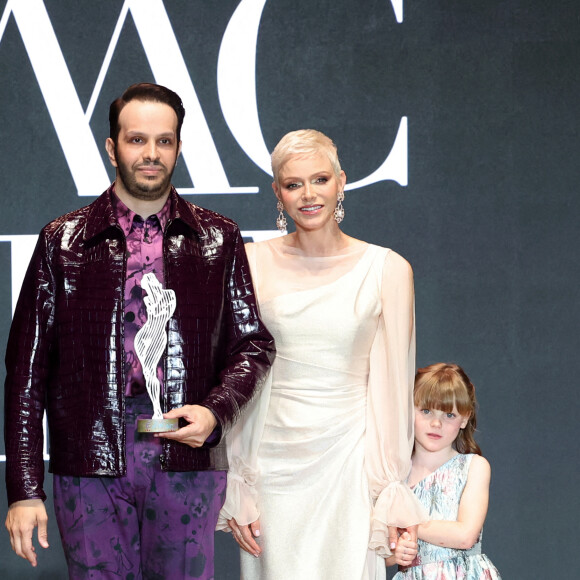 - No Tabloids - La princesse Charlène de Monaco et sa fille La princesse Gabriella de Monaco, comtesse de Carladès remettent le prix "Emerging Designer Award" à Ramzen lors de la Monte-Carlo fashion week à l'Opéra Garnier de Monaco le 24 mai 2022. © Claudia Albuquerque/Bestimage