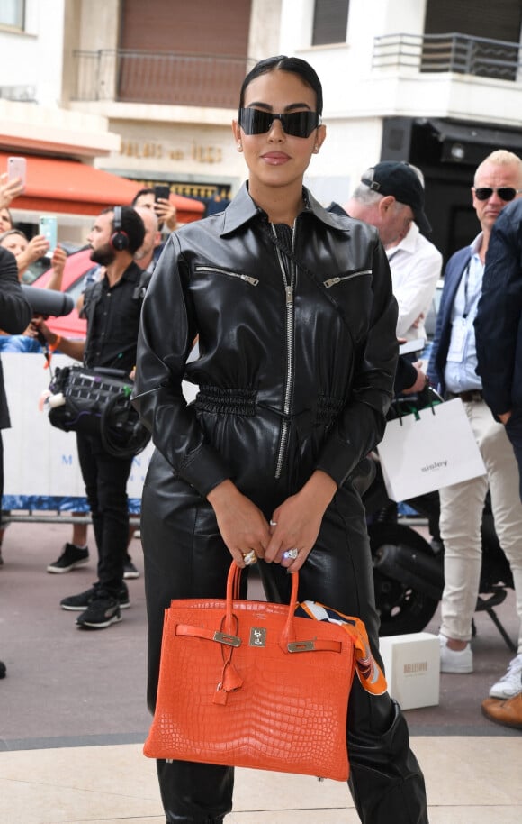 Georgina Rodriguez à la sortie de l'hôtel "Martinez" lors du 75ème Festival International du Film de Cannes, le 25 mai 2022. 