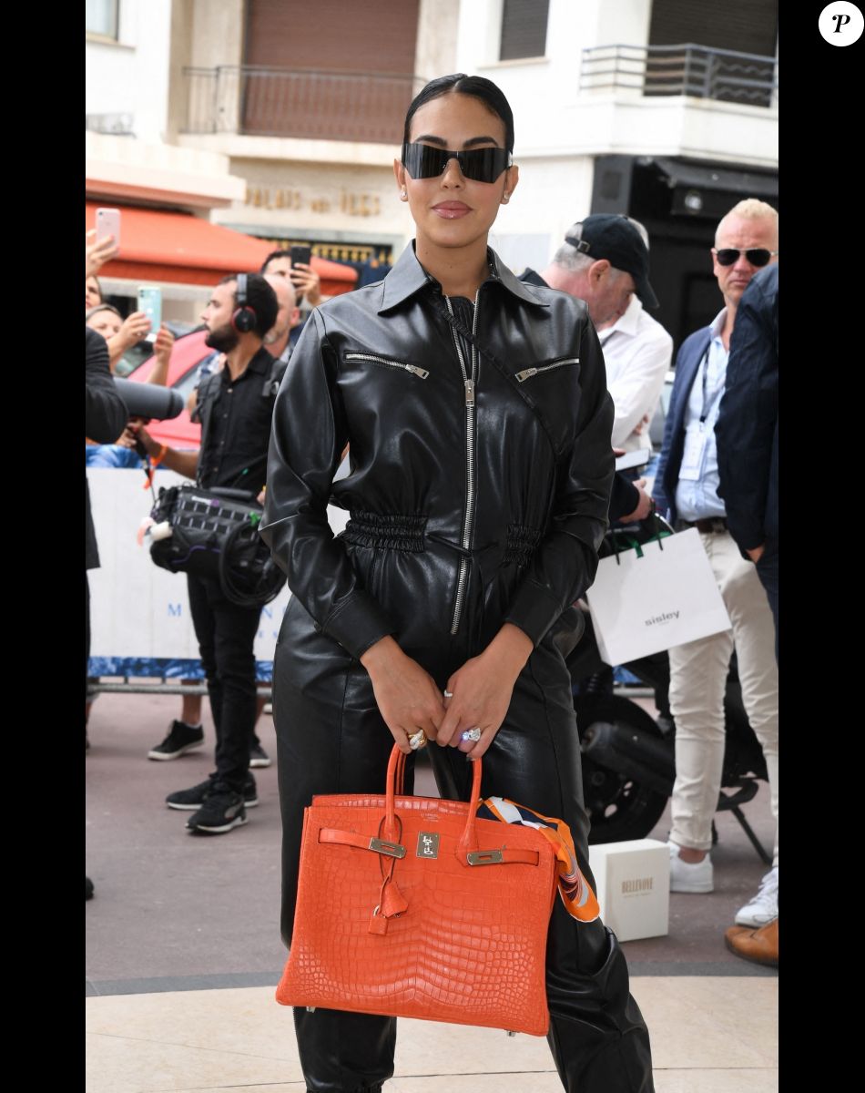 Georgina Rodriguez à la sortie de l'hôtel "Martinez" lors du 75ème Festival International du Film de Cannes, le 25 mai 2022.