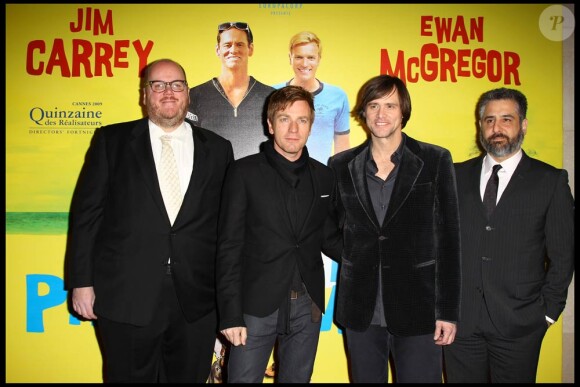 Ewan McGregor, Jim Carrey et leurs deux réalisateurs, à l'occasion de l'avant-première de la comédie I love you Phillip Morris, à la Cinémathèque Française, à Paris, le 1er février 2010.