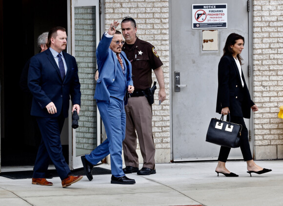 Johnny Depp quitte le tribunal de Fairfax lors du procès intenté pour diffamation contre son ex-femme, A.Heard, le 24 mai 2022. 