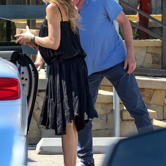 Exclusif - Ray Liotta et sa compagne Jacy Nittolo à la sortie du restaurant "Kristy" à Malibu. Los Angeles, 7 octobre 2020. 