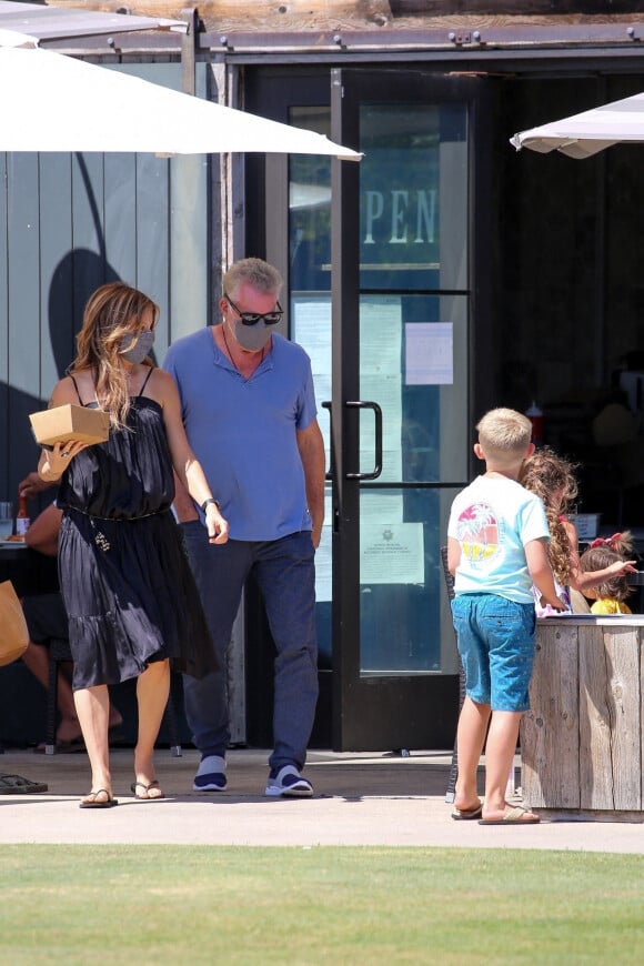 Exclusif - Ray Liotta et sa compagne Jacy Nittolo à la sortie du restaurant "Kristy" à Malibu. Los Angeles, 7 octobre 2020. 
