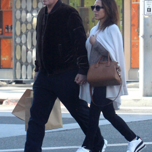 Ray Liotta se balade main dans la main avec son ex femme Michelle Grace à Beverly Hills. Le couple de nouveau ensemble est allé faire du shopping à Beverly Hills le 10 novembre 2017. 