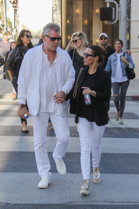 Ray Liotta se balade main dans la main avec son ex femme Michelle Grace à Beverly Hills. Le couple de nouveau ensemble est allé faire du shopping chez Cartier! Le 4 novembre 2017 