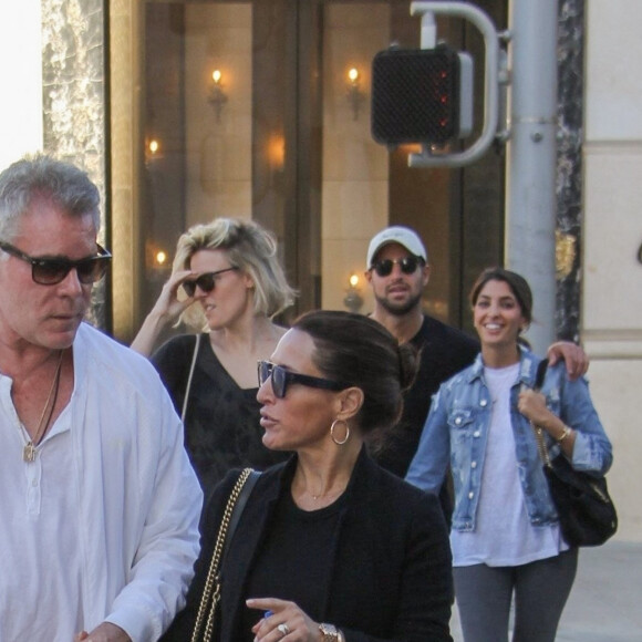 Ray Liotta se balade main dans la main avec son ex femme Michelle Grace à Beverly Hills. Le couple de nouveau ensemble est allé faire du shopping chez Cartier! Le 4 novembre 2017 