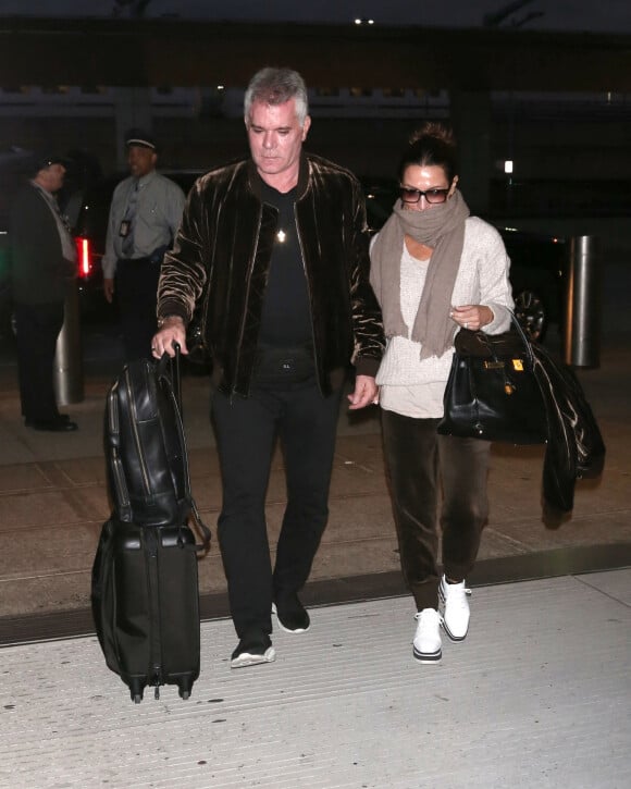 Ray Liotta et sa compagne Michelle Grace, qui est également son ex femme, arrivent à l'aéroport de JFK à New York, le 25 octobre 2017. 