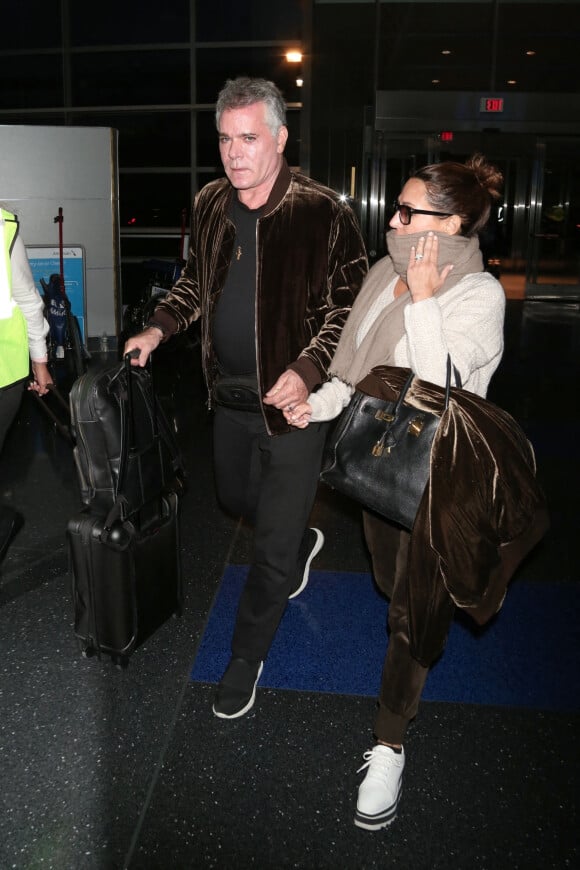 Ray Liotta et sa compagne Michelle Grace, qui est également son ex femme, arrivent à l'aéroport de JFK à New York, le 25 octobre 2017. 
