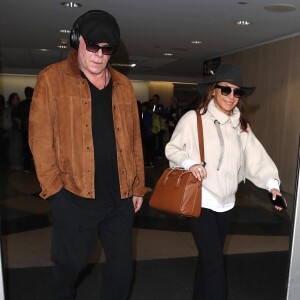 Ray Liotta et sa compagne Michelle Grace arrivent à l'aéroport de Los Angeles (LAX), le 2 janvier 2018. 