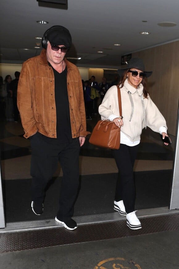 Ray Liotta et sa compagne Michelle Grace arrivent à l'aéroport de Los Angeles (LAX), le 2 janvier 2018. 