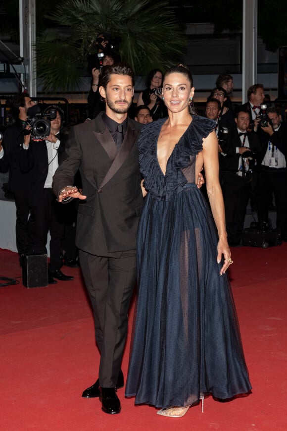 Pierre Niney et sa femme Natasha Andrews - Montée des marches du film " Mascarade " lors du 75ème Festival International du Film de Cannes. Le 27 mai 2022 © Cyril Moreau / Bestimage 