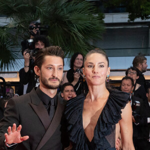 Pierre Niney et sa femme Natasha Andrews - Montée des marches du film " Mascarade " lors du 75ème Festival International du Film de Cannes. Le 27 mai 2022 © Cyril Moreau / Bestimage 