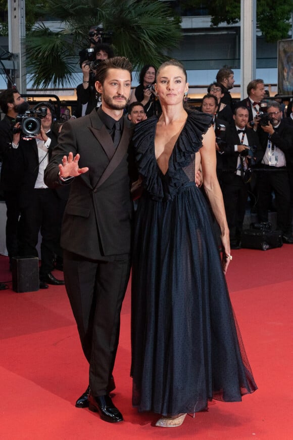 Pierre Niney et sa femme Natasha Andrews - Montée des marches du film " Mascarade " lors du 75ème Festival International du Film de Cannes. Le 27 mai 2022 © Cyril Moreau / Bestimage 