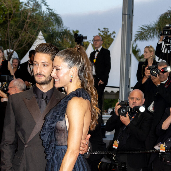 Pierre Niney et sa femme Natasha Andrews - Montée des marches du film " Mascarade " lors du 75ème Festival International du Film de Cannes. Le 27 mai 2022 © Olivier Borde / Bestimage 
