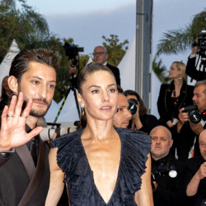 Pierre Niney et sa femme Natasha Andrews - Montée des marches du film " Mascarade " lors du 75ème Festival International du Film de Cannes. Le 27 mai 2022 © Olivier Borde / Bestimage 