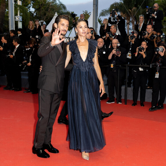 Pierre Niney et sa femme Natasha Andrews - Montée des marches du film " Mascarade " lors du 75ème Festival International du Film de Cannes. Le 27 mai 2022 © Olivier Borde / Bestimage 