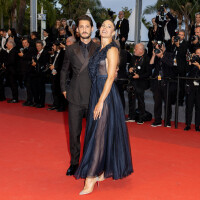 Cannes 2022 : Pierre Niney in love de Natasha Andrews, sublime en maxi-décolleté et transparence