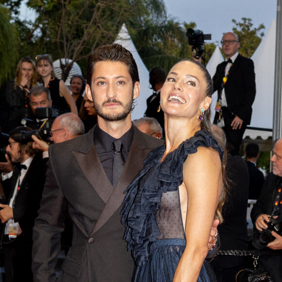 Pierre Niney et sa femme Natasha Andrews - Montée des marches du film " Mascarade " lors du 75ème Festival International du Film de Cannes. © Olivier Borde / Bestimage 