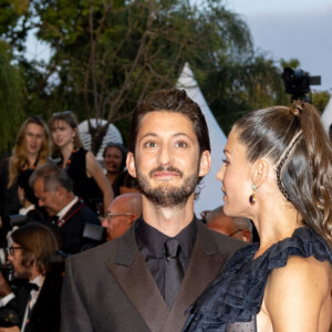 Pierre Niney et sa femme Natasha Andrews - Montée des marches du film " Mascarade " lors du 75ème Festival International du Film de Cannes. Le 27 mai 2022 © Olivier Borde / Bestimage 