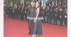 Cannes 2022 : Pierre Niney in love de Natasha Andrews, sublime en maxi-décolleté et transparence