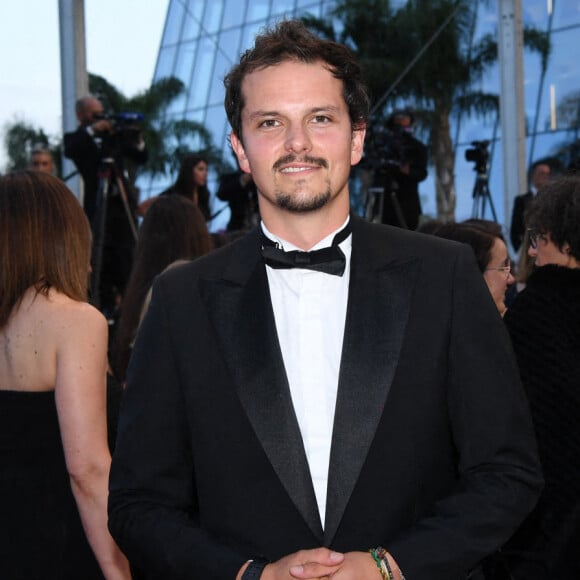 Juan Arbelaez à la montée des marches du film "Mascarade" lors du 75ème Festival International du Film de Cannes, France, le 27 mai 2022. © Rachid Bellak/Bestimage