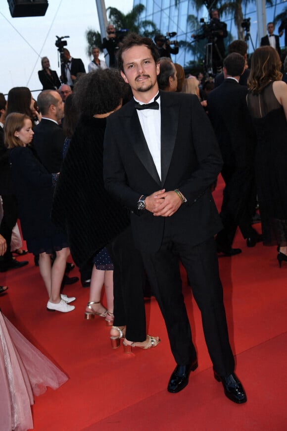 Juan Arbelaez à la montée des marches du film "Mascarade" lors du 75ème Festival International du Film de Cannes, France, le 27 mai 2022. © Rachid Bellak/Bestimage