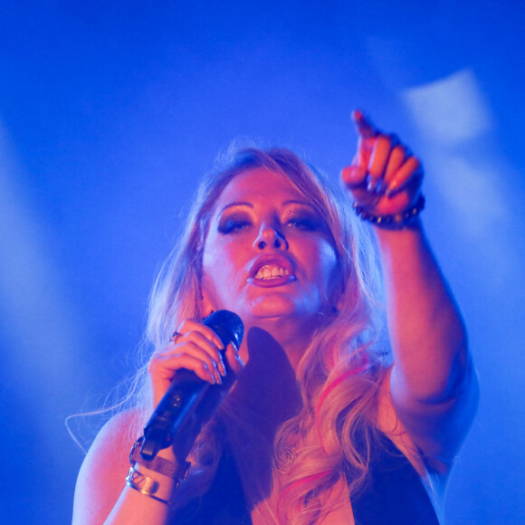 Exclusif - Loana (Loana Petrucciani) - Concert de Eryl Prayer (sosie d'Elvis Presley) lors de la tournée "Elvis Tour intimiste" avec la participation de Loana au bateau théâtre "Le Nez Rouge" à Paris, le 26 juin 2021. © Christophe Clovis / Bestimage