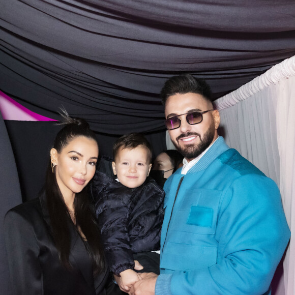 Nabilla Benattia, son mari Thomas Vergara et leur fils Milann posent lors de l'avant première du documentaire "Nabilla sans filtre" (Amazon Prime Vidéo) à Paris le 22 Novembre 2021.  © Jack Tribeca / Bestimage 