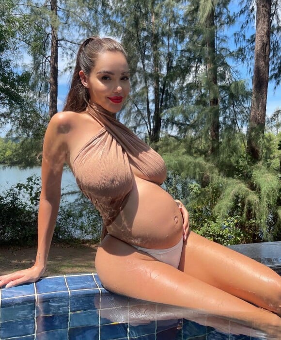 Nabilla Benattia enceinte et sublime sur Instagram