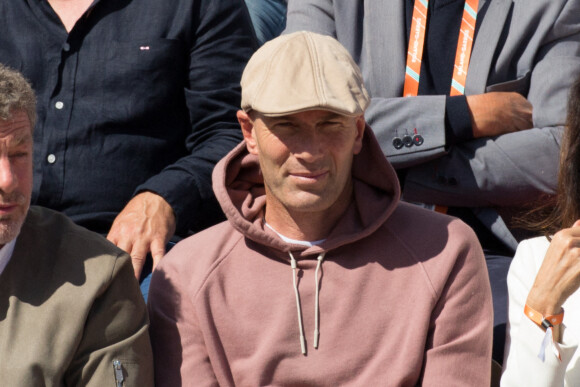 Zinedine Zidane - Les célébrités dans les tribunes lors des Internationaux de France de Tennis de Roland Garros 2022, le 27 mai 2022. © MPP / Bestimage