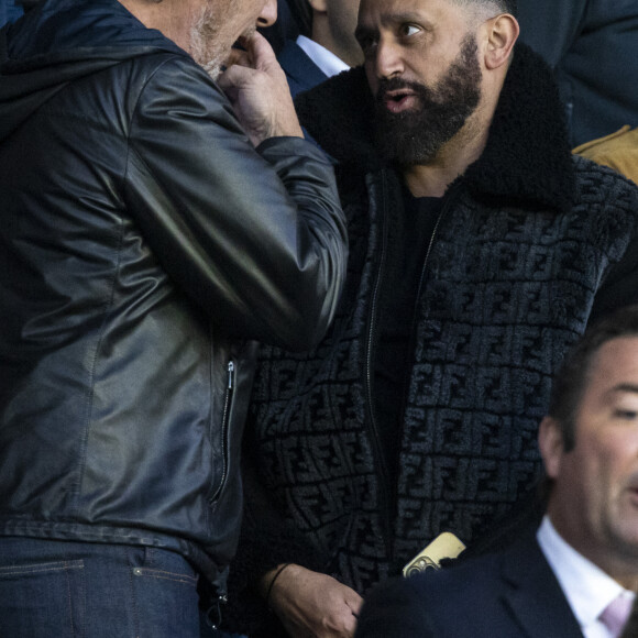 Cyril Hanouna et Jean-Luc Reichmann dans les tribunes lors du match de Ligue 1 "PSG - OM (2-1)" au Parc des Princes, le 17 avril 2022. © Agence/Bestimage 